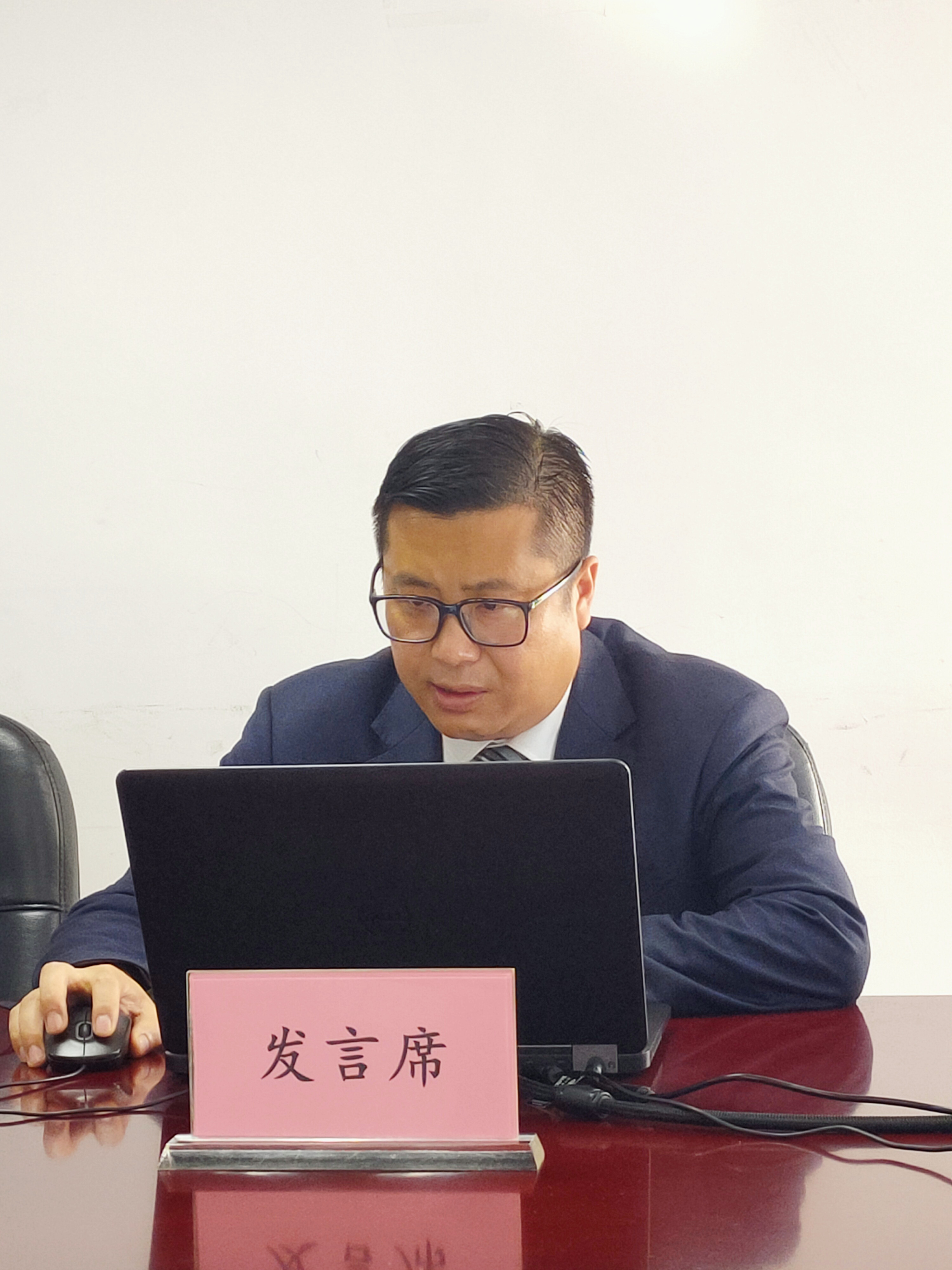 胡勇.jpg 胡勇.jpg